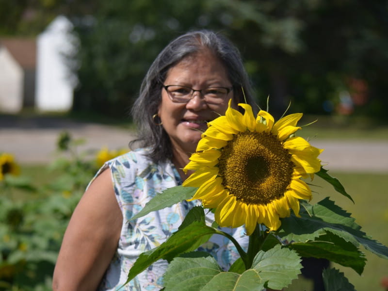 terry-with-a-sunflower-shifted-800x600-sq